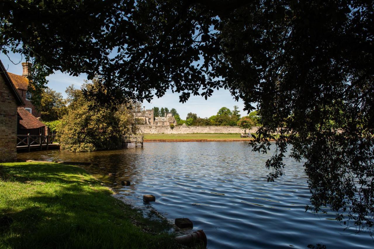 The Montagu Arms Hotel Beaulieu Bagian luar foto